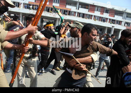 Srinagar, Kashmir. Sept 2018 19. . Indische Polizisten versuchen zu Kaschmir schiitischen Trauernder zurückhalten, da sie Hohn sprachen Einschränkungen während einer Muharram Prozession, wie sie verhöhnt Einschränkungen indische Polizei vereitelten Versuch von über einem Dutzend der schiitischen Trauernde aus Prozession auf acht Tag des Moharram. Muharram prozessionen am 8. und Ashura in Srinagar von Anfang der 90er Jahre verboten wurden. © sofi Suhail/Alamy leben Nachrichten Stockfoto