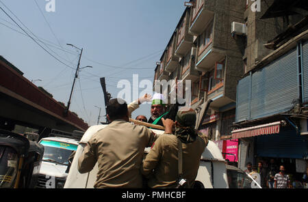 Srinagar, Kashmir. Sept 2018 19. . Indische Polizisten versuchen zu Kaschmir schiitischen Trauernder zurückhalten, da sie Hohn sprachen Einschränkungen während einer Muharram Prozession, wie sie verhöhnt Einschränkungen indische Polizei vereitelten Versuch von über einem Dutzend der schiitischen Trauernde aus Prozession auf acht Tag des Moharram. Muharram prozessionen am 8. und Ashura in Srinagar von Anfang der 90er Jahre verboten wurden. © sofi Suhail/Alamy leben Nachrichten Stockfoto