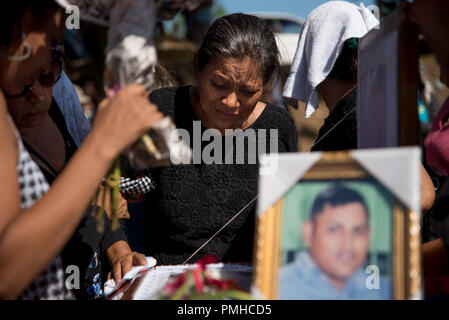 18. September 2018, Nicaragua, Managua: eine Frau am Sarg von ihrem Sohn weint, Ezequiel Leiva García, auf dem Friedhof 'Milagro de Dios'. Der 26-Jährige wurde schwer bei einer Demonstration gegen die Regierung am 28. Mai 2018 verletzt. Nach drei Monaten im Krankenhaus, er starb am 17. September 2018 und die politische Krise in dem zentralamerikanischen Land begann Mitte April mit einer geplanten sozialen Reformen. Die Regierung zog sie, aber die Bevölkerung gezeigt für einen Rücktritt Der autoritäre Macht paar Ortega und Murillo. Nach Angaben von Menschenrechtsgruppen, die gewalttätigen Auseinandersetzungen zwischen Stockfoto