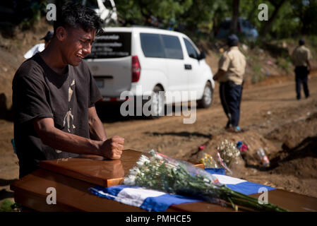 18. September 2018, Nicaragua, Managua: ein Junge weint am Sarg seines Bruders, Ezequiel Leiva García, auf dem Friedhof 'Milagro de Dios'. Der 26-Jährige wurde schwer bei einer Demonstration gegen die Regierung am 28. Mai 2018 verletzt. Die politische Krise in dem zentralamerikanischen Land begann Mitte April mit einer geplanten sozialen Reformen. Die Regierung zog sie, aber die Bevölkerung gezeigt für einen Rücktritt Der autoritäre Macht paar Ortega und Murillo. Nach Angaben von Menschenrechtsgruppen, die gewalttätigen Auseinandersetzungen zwischen staatlichen Schläger, Polizei und Demonstranten haben bisher Kosten t Stockfoto