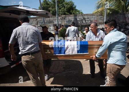 18. September 2018, Nicaragua, Managua: Menschen tragen den Sarg von Ezequiel Leiva García auf dem Friedhof 'Milagro de Dios'. Der 26-Jährige wurde schwer bei einer Demonstration gegen die Regierung am 28. Mai 2018 verletzt. Nach drei Monaten im Krankenhaus, er starb am 17. September 2018 und die politische Krise in dem zentralamerikanischen Land begann Mitte April mit einer geplanten sozialen Reformen. Die Regierung zog sie, aber die Bevölkerung gezeigt für einen Rücktritt Der autoritäre Macht paar Ortega und Murillo. Nach Angaben von Menschenrechtsgruppen, die gewalttätigen Auseinandersetzungen zwischen staatlichen t Stockfoto