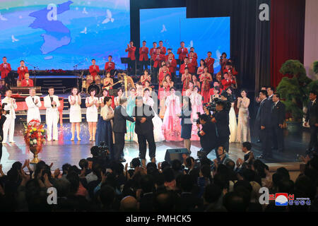 Pyongyang, Nordkorea. 18 Sep, 2018. Foto zur Verfügung gestellt von der Koreanischen zentrale Nachrichtenagentur (KCNA) an Sept. 19, 2018 zeigt oben Führer der Demokratischen Volksrepublik Korea (DVRK) Kim Jong Un (3. L) die Hände schütteln mit südkoreanischen Präsidenten Moon Jae-in (2.L) auf der Bühne nach dem Genuss einer Aufführung im Pyongyang Grand Theatre in Pyongyang, Nordkorea, an Sept. 18, 2018. Credit: KCNA/Xinhua/Alamy leben Nachrichten Stockfoto