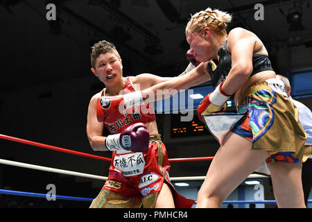 Tokio, Japan. 14 Sep, 2018. (L - R) Naoko Fujioka (JPN), Irma Sanchez (MEX) Boxen: Naoko Fujioka von Japan hits Irma Sanchez von Mexiko in der fünften Runde des WBA weiblichen Fliegengewicht Titelzeitraum in der korakuen Hall in Tokio, Japan. Credit: Hiroaki Yamaguchi/LBA/Alamy leben Nachrichten Stockfoto