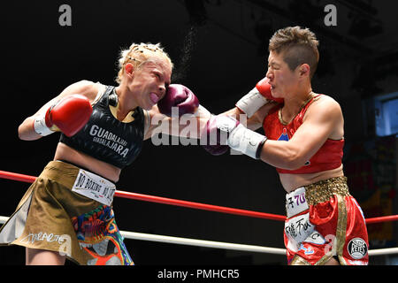 Tokio, Japan. 14 Sep, 2018. (L - R) Irma Sanchez (MEX), Naoko Fujioka (JPN) Boxen: Naoko Fujioka von Japan hits Irma Sanchez von Mexiko in der zweiten Runde des WBA weiblichen Fliegengewicht Titelzeitraum in der korakuen Hall in Tokio, Japan. Credit: Hiroaki Yamaguchi/LBA/Alamy leben Nachrichten Stockfoto