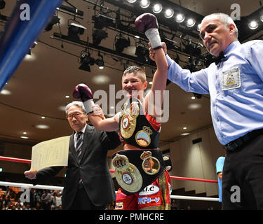 Tokio, Japan. 14 Sep, 2018. (L - R) Hiroshi Akiyama, Naoko Fujioka (JPN), Ferlin Marsh (Schiedsrichter) Boxen: Naoko Fujioka von Japan feiert mit ihren Champion Gürtel nach dem Gewinn der WBA weiblichen Fliegengewicht Titelzeitraum in der korakuen Hall in Tokio, Japan. Credit: Hiroaki Yamaguchi/LBA/Alamy leben Nachrichten Stockfoto