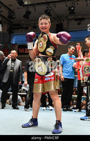 Tokio, Japan. 14 Sep, 2018. Naoko Fujioka (JPN) Boxen: Naoko Fujioka von Japan stellt mit ihrem Meister Riemen nach dem Gewinn der WBA weiblichen Fliegengewicht Titelzeitraum in der korakuen Hall in Tokio, Japan. Credit: Hiroaki Yamaguchi/LBA/Alamy leben Nachrichten Stockfoto