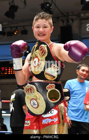 Tokio, Japan. 14 Sep, 2018. Naoko Fujioka (JPN) Boxen: Naoko Fujioka von Japan stellt mit ihrem Meister Riemen nach dem Gewinn der WBA weiblichen Fliegengewicht Titelzeitraum in der korakuen Hall in Tokio, Japan. Credit: Hiroaki Yamaguchi/LBA/Alamy leben Nachrichten Stockfoto