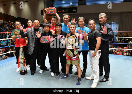 Tokio, Japan. 14 Sep, 2018. Naoko Fujioka (JPN) Boxen: Naoko Fujioka von Japan feiert mit ihrem Boxing Gym Personal nach dem Gewinn der WBA weiblichen Fliegengewicht Titelzeitraum in der korakuen Hall in Tokio, Japan. Credit: Hiroaki Yamaguchi/LBA/Alamy leben Nachrichten Stockfoto
