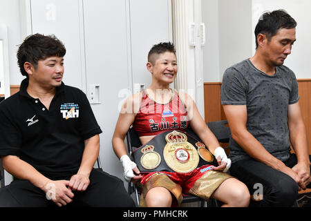 Tokio, Japan. 14 Sep, 2018. (L - R) Takayuki Shibata, Naoko Fujioka (JPN), Shinji Takehara Boxen: Naoko Fujioka von Japan wird von der Presse nach dem WBA weiblichen Fliegengewicht Titelzeitraum in der korakuen Hall in Tokio, Japan, interviewt. Credit: Hiroaki Yamaguchi/LBA/Alamy leben Nachrichten Stockfoto