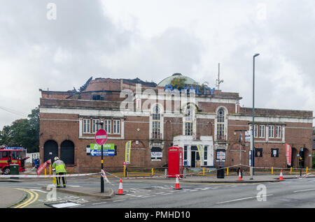 Birmingham, Großbritannien. 19. September 2018. Die ehemaligen Könige Kino in Harborne, Birmingham erlitten schwere Schäden durch eine Nacht Feuer. Die denkmalgeschützten Art-Deco-Kino, das im Jahre 1930 erbaut wurde, ist derzeit leer. Credit: Nick Maslen/Alamy leben Nachrichten Stockfoto