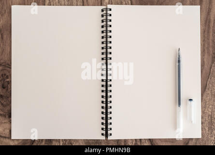 Leere offene Tagebuch und Stift auf hölzernen Tisch Stockfoto