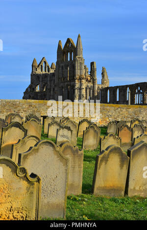 Whitby Abbey von St Mary's Church Yard, North Yorkshire Moors, England Großbritannien Stockfoto