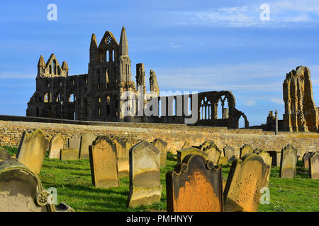 Whitby Abbey von St Mary's Church Yard, North Yorkshire Moors, England Großbritannien Stockfoto