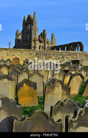 Whitby Abbey von St Mary's Church Yard, North Yorkshire Moors, England Großbritannien Stockfoto