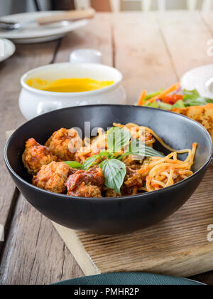 Spaghetti Nudeln mit Fleischbällchen und Tomatensauce Stockfoto