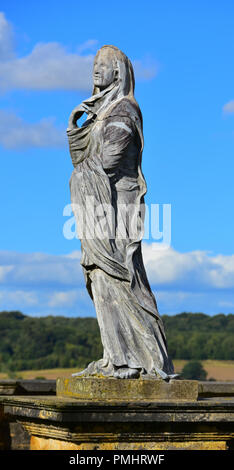 Statue auf dem Tempel der vier Winde an Castle Howard, North Yorkshire, England, Großbritannien Stockfoto
