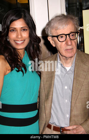 Woody Allen und Freida Pinto 09/12/2010' treffen Sie auf einen großen dunklen Fremden'@Four Seasons Hotel @ Toronto, Toronto Foto von Izumi Hasegawa/HNW/PictureLux Datei Referenz # 30468 003 HNW nur für redaktionelle Verwendung - Alle Rechte vorbehalten Stockfoto