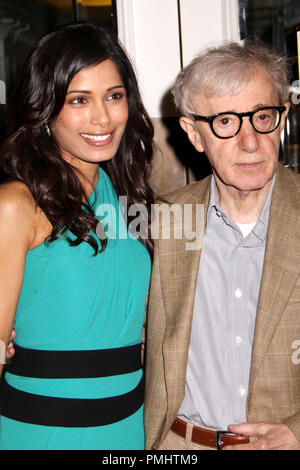 Woody Allen und Freida Pinto 09/12/2010' treffen Sie auf einen großen dunklen Fremden'@Four Seasons Hotel @ Toronto, Toronto Foto von Izumi Hasegawa/HNW/PictureLux Datei Referenz # 30468 004 HNW nur für redaktionelle Verwendung - Alle Rechte vorbehalten Stockfoto