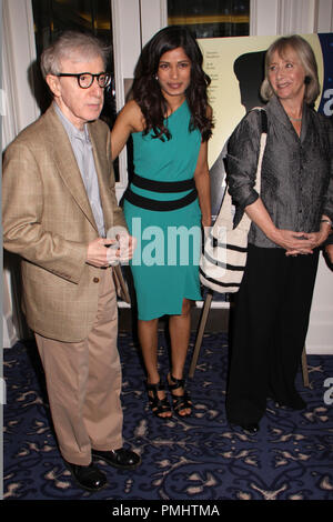 Woody Allen und Freida Pinto 09/12/2010' treffen Sie auf einen großen dunklen Fremden'@Four Seasons Hotel @ Toronto, Toronto Foto von Izumi Hasegawa/HNW/PictureLux Datei Referenz # 30468 005 HNW nur für redaktionelle Verwendung - Alle Rechte vorbehalten Stockfoto