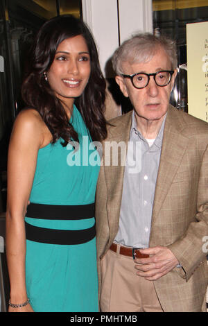 Woody Allen und Freida Pinto 09/12/2010' treffen Sie auf einen großen dunklen Fremden'@Four Seasons Hotel @ Toronto, Toronto Foto von Izumi Hasegawa/HNW/PictureLux Datei Referenz # 30468 006 HNW nur für redaktionelle Verwendung - Alle Rechte vorbehalten Stockfoto