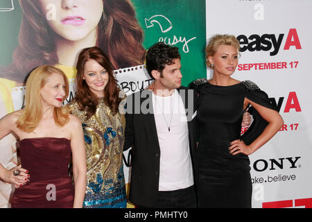 Patricia Clarkson, Emma Stone, Penn Badgley und Alyson Michalka bei der Premiere von Screen Gems' "Einfach" ein. Ankünfte am Grauman's Chinese Theater in Hollywood, CA, 13. September 2010 statt. Foto von Joseph Martinez/PictureLux Datei Referenz # 30469 129 PLX nur für redaktionelle Verwendung - Alle Rechte vorbehalten Stockfoto