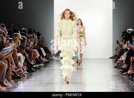 New York, NY, USA - September 7, 2018: Modelle zu Fuß Landebahn Vivienne Hu Frühjahr/Sommer 2019 Kollektion während der New York Fashion Week am Frühling Studio zu präsentieren Stockfoto