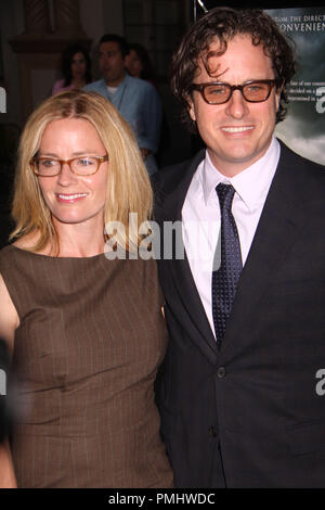 Elisabeth Shue, Davis Guggenheim 09/19/10 "Warten auf 'Superman'' Los Angeles Premiere @ Paramount Theater, Hollywood Foto von Izumi Hasegawa/HNW/PictureLux Datei Referenz # 30480 005 HNW nur für redaktionelle Verwendung - Alle Rechte vorbehalten Stockfoto