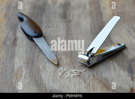 Clipper und Nagelfeile auf Holzbrett Stockfoto