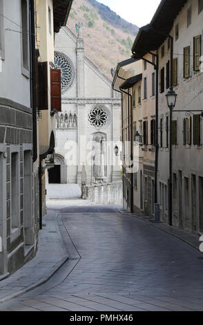 Fassade der Kathedrale von Gemona eine Stadt im nördlichen Italien und die schmale Straße Stockfoto
