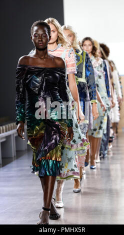 New York, NY, USA - September 7, 2018: Modelle zu Fuß Landebahn Generalprobe für Vivienne Hu Frühjahr/Sommer 2019 Kollektion während der New York Fashion Week am Frühling Stu Stockfoto