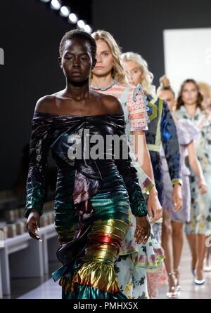 New York, NY, USA - September 7, 2018: Modelle zu Fuß Landebahn Generalprobe für Vivienne Hu Frühjahr/Sommer 2019 Kollektion während der New York Fashion Week am Frühling Stu Stockfoto