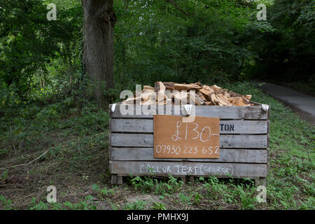 Eine Kiste gehackt Protokolle für Verkauf von einem Mann namens George für £ 130 Am 10. September 2018, in der Nähe von Lingen, Herefordshire, England UK. Stockfoto