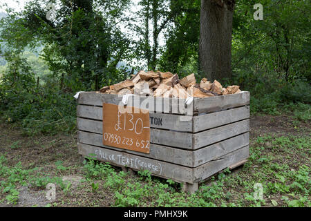 Eine Kiste gehackt Protokolle für Verkauf von einem Mann namens George für £ 130 Am 10. September 2018, in der Nähe von Lingen, Herefordshire, England UK. Stockfoto