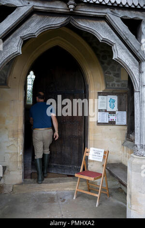 Ein Besucher in St. Michael und alle Engel Kirche, wo ein Zeichen Menschen fragt, die Tür zu schließen, nachdem sie am 10. September 2018, in Lingen, Herefordshire, England UK. Stockfoto