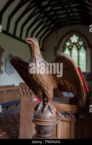 Die aus Holz geschnitzten Adler Rednerpult in St. Michael und alle Engel Kirche, am 10. September 2018, in Lingen, Herefordshire, England UK. Stockfoto