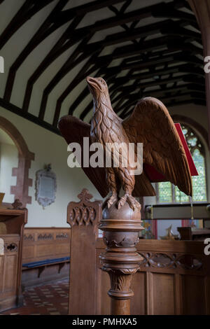 Die aus Holz geschnitzten Adler Rednerpult in St. Michael und alle Engel Kirche, am 10. September 2018, in Lingen, Herefordshire, England UK. Stockfoto