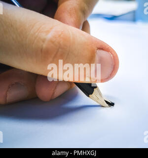 Gebrochenen bleistift Hand blau hintergrund quadratischen Format Stockfoto