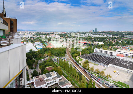 Wien, Wien: Blick vom Wohnpark Alt Erlaa Wohnanlage, Hochhaus, Gebäude in der Nähe der U-Bahn Linie 6, city center und Hochhäuser am Wienerberg, Übersicht Stockfoto
