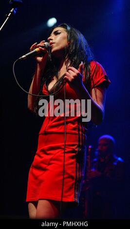 London. Amy Winehouse - Sänger - Führt live auf der Bühne im Shepherds Bush Empire. 3. Mai 2004 Ref: LMK 12-21 -040504 © Adams / Sehenswürdigkeit MediaPunch Stockfoto