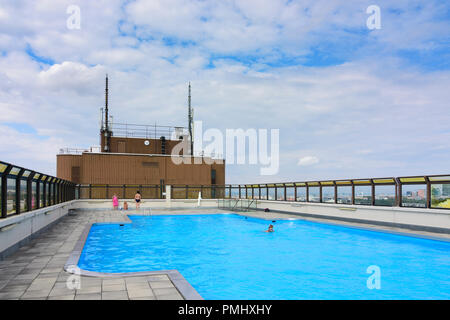 Wien, Wien: Pool auf dem Dach des Wohnpark Alt Erlaa Wohnanlage, Hochhaus, 23. Liesing, Wien, Österreich Stockfoto