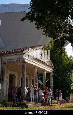 Vor der Bayonne jüdischen Depository (Aquitaine - Frankreich), bevor eine Führung durch die Bayonne Jüdischen Friedhof in der Zeit der Tage des Kulturerbes. Stockfoto