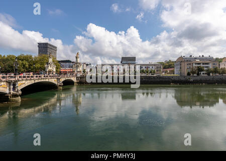 Puente Maria Cristina über den Fluss Urumea und der Tabakalera Gebäude in San Sebastian, Donostia, Baskenland, Spanien Stockfoto