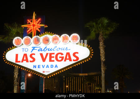 Die Herzlich Willkommen in Las Vegas bei Nacht mit Palmen im Hintergrund Stockfoto