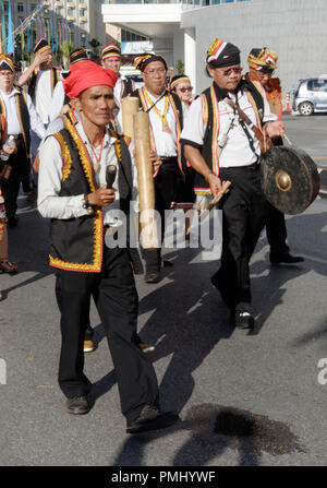 Musiker spielen traditionelle Native Instruments in der Gawai Parade, Kuching, Sarawak, Borneo Stockfoto