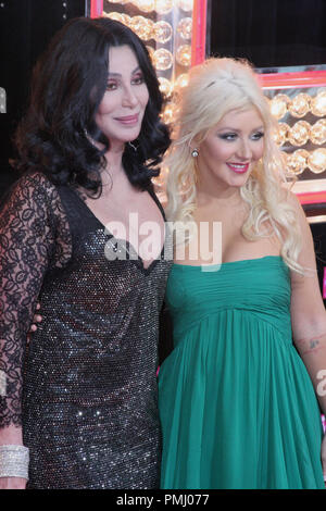 Cher und Christina Aguilera bei der Premiere von Sony Pictures Burlesque. Ankunft gehalten an der Grauman Chinese Theatre in Hollywood, CA, Montag, 15. November 2010. Foto: Richard Chavez/PictureLux Datei Referenz # 30704 162 PLX nur für redaktionelle Verwendung - Alle Rechte vorbehalten Stockfoto