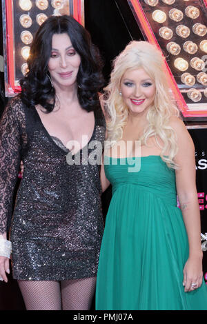 Cher und Christina Aguilera bei der Premiere von Sony Pictures Burlesque. Ankunft gehalten an der Grauman Chinese Theatre in Hollywood, CA, Montag, 15. November 2010. Foto: Richard Chavez/PictureLux Datei Referenz # 30704 163 PLX nur für den redaktionellen Gebrauch - Alle Rechte vorbehalten Stockfoto