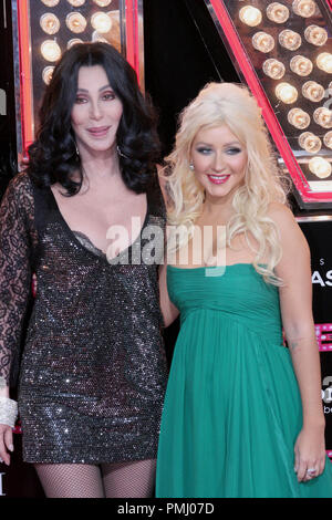 Cher und Christina Aguilera bei der Premiere von Sony Pictures Burlesque. Ankunft gehalten an der Grauman Chinese Theatre in Hollywood, CA, Montag, 15. November 2010. Foto: Richard Chavez/PictureLux Datei Referenz # 30704 164 PLX nur für redaktionelle Verwendung - Alle Rechte vorbehalten Stockfoto