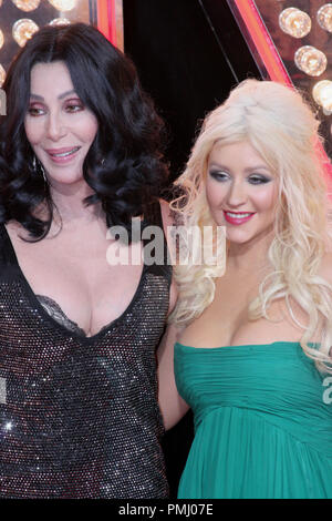 Cher und Christina Aguilera bei der Premiere von Sony Pictures Burlesque. Ankunft gehalten an der Grauman Chinese Theatre in Hollywood, CA, Montag, 15. November 2010. Foto: Richard Chavez/PictureLux Datei Referenz # 30704 165 PLX nur für redaktionelle Verwendung - Alle Rechte vorbehalten Stockfoto