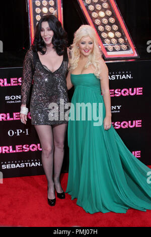 Cher und Christina Aguilera bei der Premiere von Sony Pictures Burlesque. Ankunft gehalten an der Grauman Chinese Theatre in Hollywood, CA, Montag, 15. November 2010. Foto: Richard Chavez/PictureLux Datei Referenz # 30704 166 PLX nur für redaktionelle Verwendung - Alle Rechte vorbehalten Stockfoto