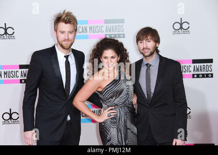 (L - r) Charles Kelley, Hillary Scott und Dave Haywood der Band Lady Antebellum in der Ankunftshalle des AMERICAN MUSIC AWARDS 2010 statt auf der Nokia Theater LA LIVE in Los Angeles, CA. Die Veranstaltung fand am Sonntag, 21. November 2010 statt. Foto von Jesus Jimenez Pacific Rim Foto Presse. Datei Referenz # 30722 048 PLX nur für redaktionelle Verwendung - Alle Rechte vorbehalten Stockfoto